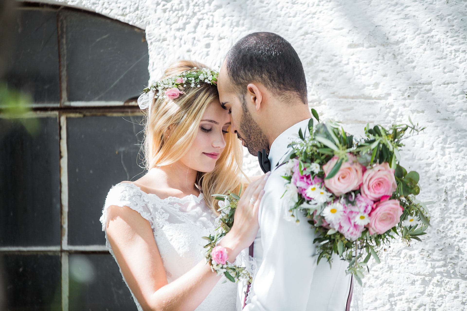 Hochzeitsbild Brautpaar mit Blumen